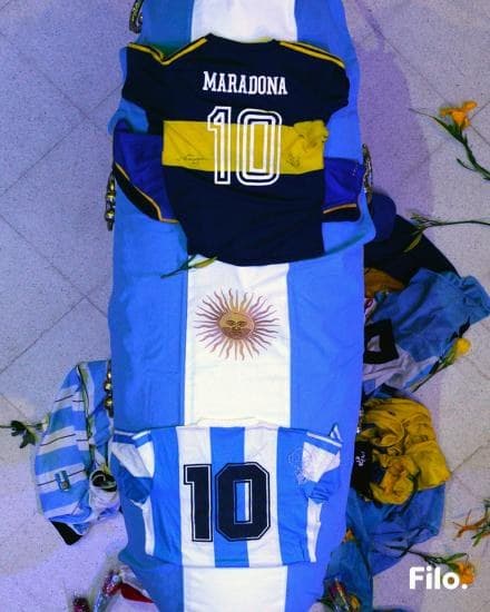 Empleados que publicaron fotos del cuerpo de Maradona ofrecen disculpas