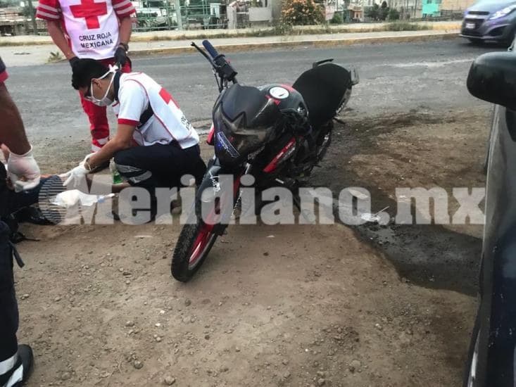 A la salida a Bellavista. Baches provocan aparatosa caída de joven motociclista