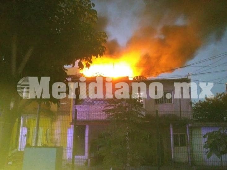 En la colonia Plan de Ayala FUEGO EN EL ÚLTIMO PISO