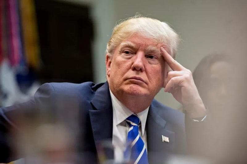 Trump firma paquete de estímulos por 900 mil millones de dólares