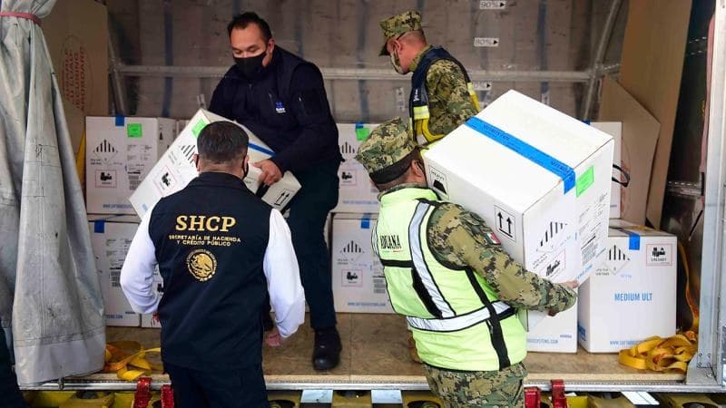 COVID-19: Llegan a México 400,000 dosis de la vacuna para iniciar la etapa masiva