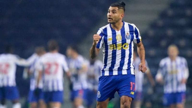 \"Tecatito\" llegó a 246 juegos con el Porto, superó a Herrera