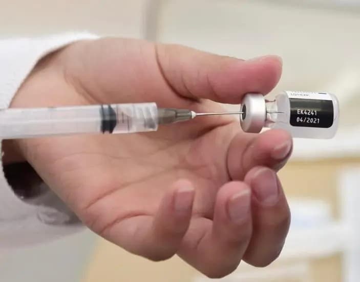 Cuatro personas siguen hospitalizadas por reacción adversa a la vacuna de Pfizer