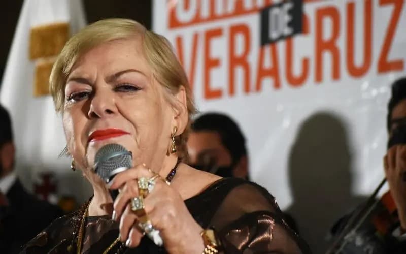 Paquita la del Barrio se registra como precandidata a diputada en Veracruz