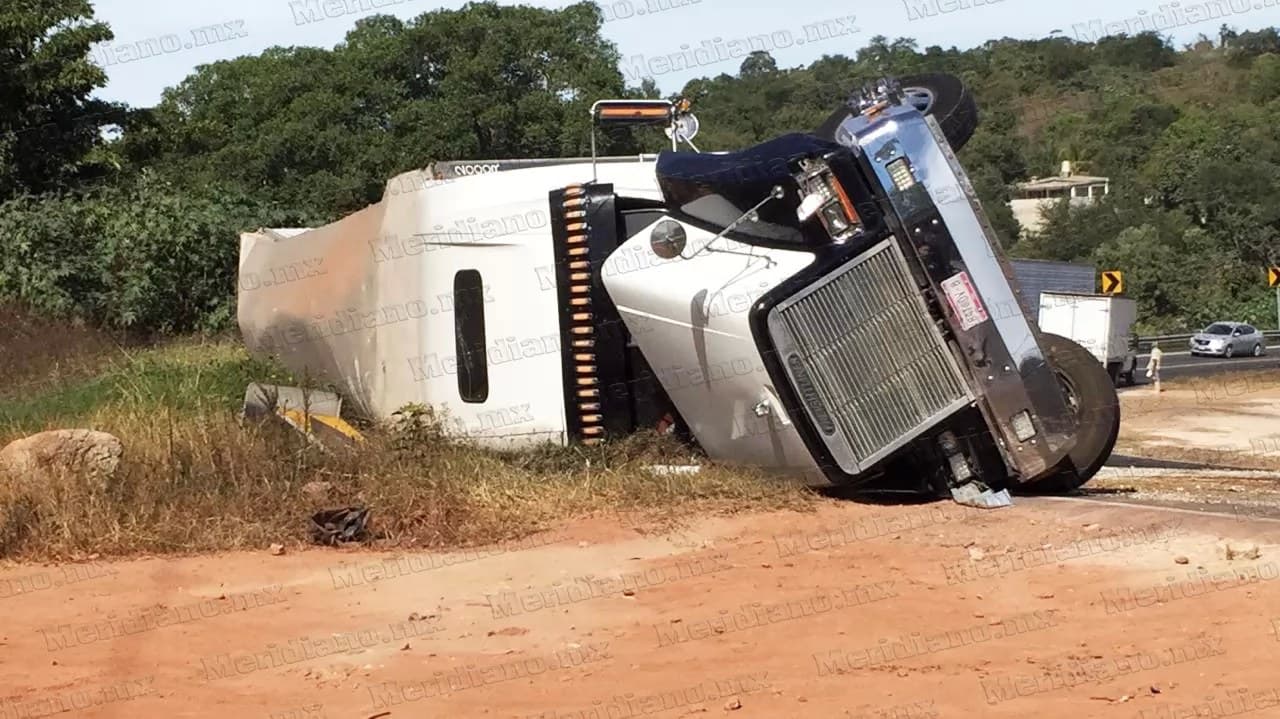 Volcó cargado de jitomate