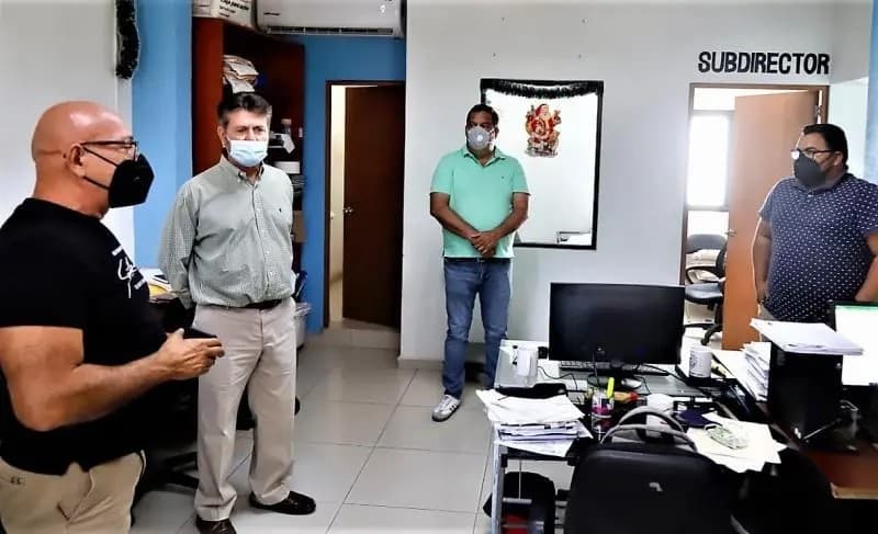 Se presenta el Alcalde suplente José Isabel Aguirre con personal del Ayuntamiento