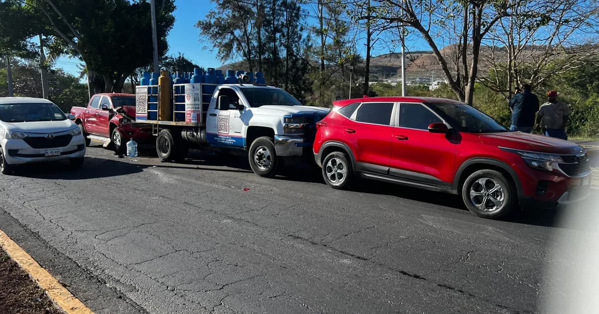 Choque múltiple en Colosio deja solo daños materiales tras falsa alarma de gas