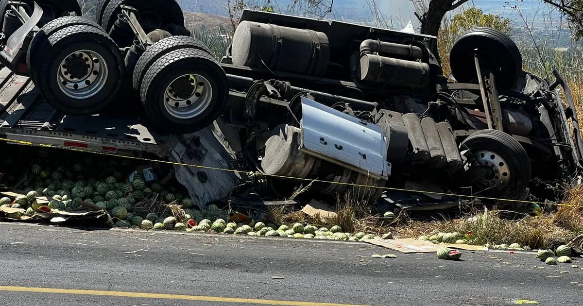 Motociclista muere tras volcadura de tráiler en carretera Tepic-Guadalajara