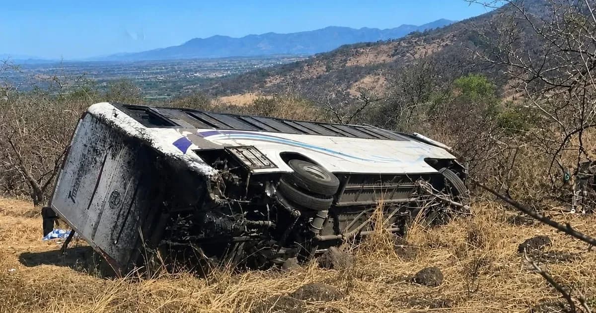 Sube a 11 el número de muertos tras volcadura de autobús en Amatlán de Cañas; hay un desaparecido