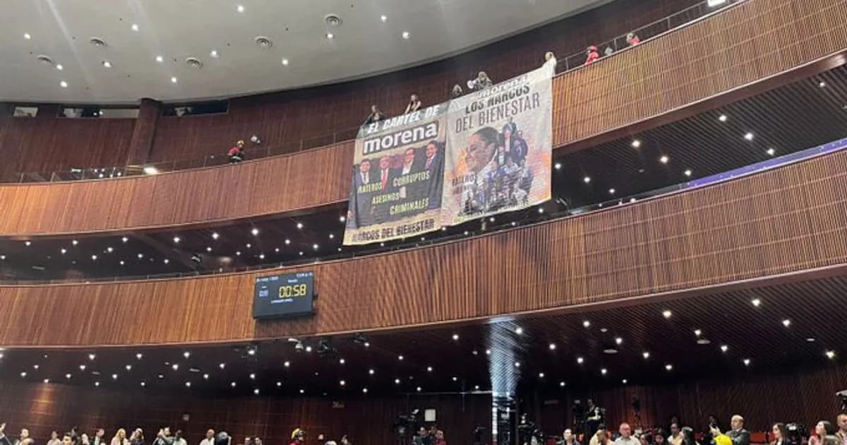 PRI despliega mantas de 'Cártel de Morena' en debate de reformas electorales