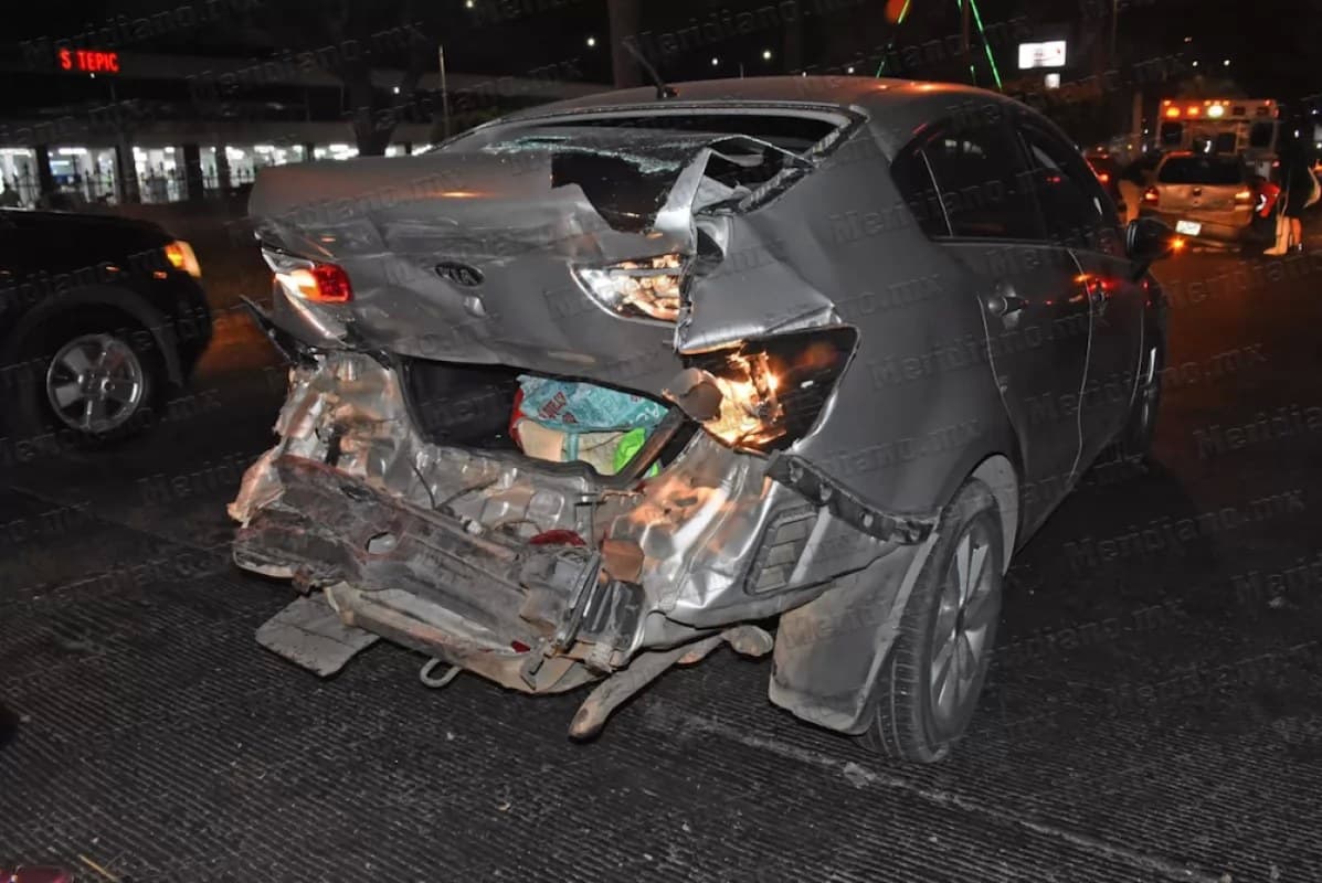 VIDEO: Mujer herida tras brutal carambola en la Insurgentes