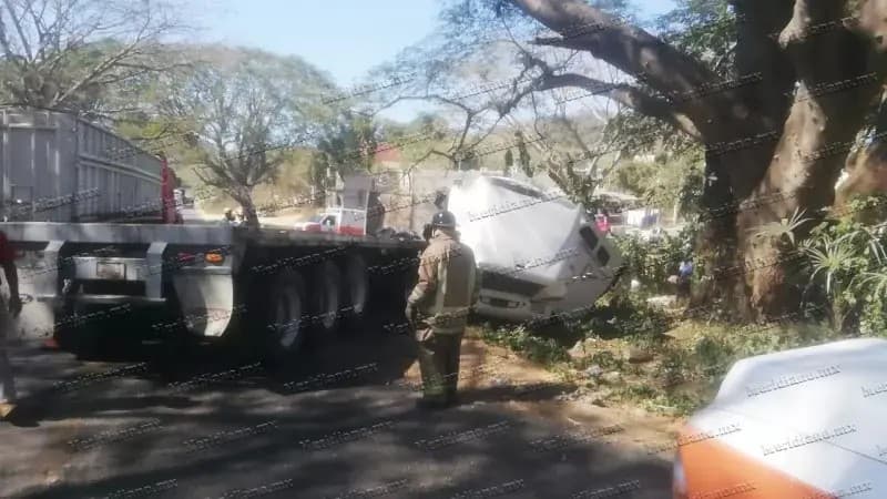Carretera federal 200 bloqueada por accidente de tráiler: Protección Ciudadana