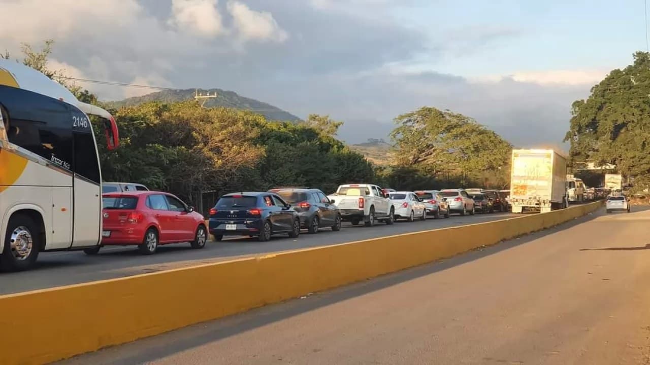 Caos vial en carreteras nayaritas por retorno de vacacionistas