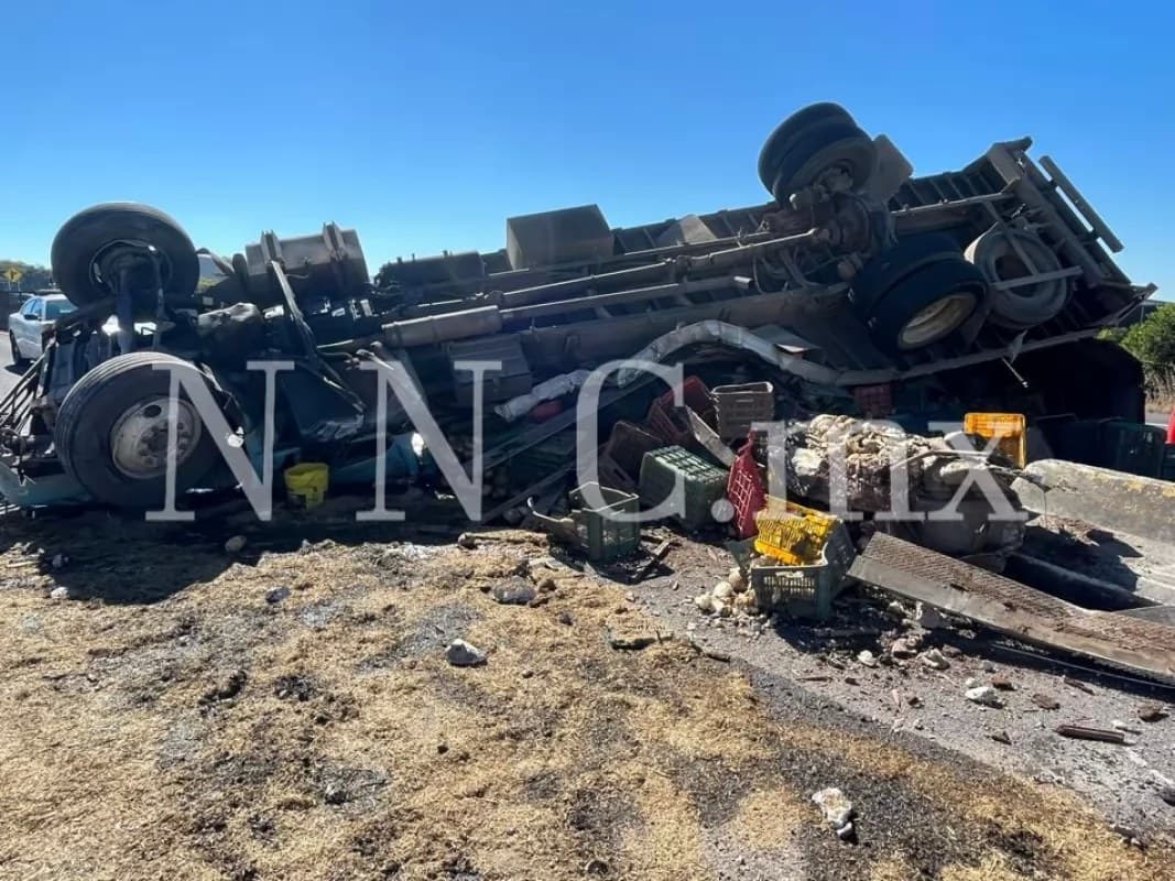 Volcó torton en autopista Tepic-Guadalajara.