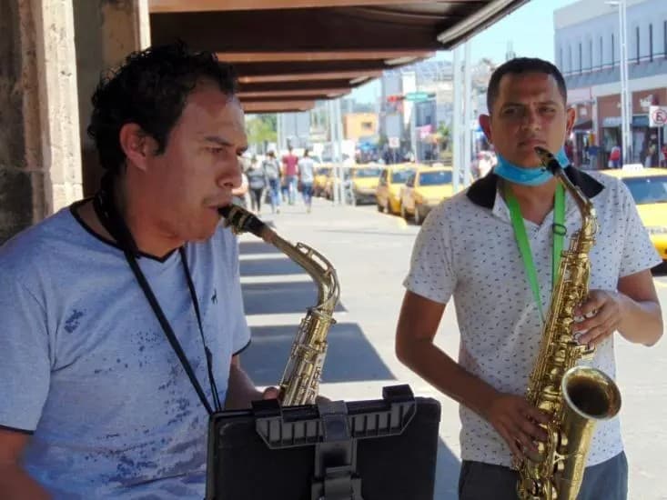 Dos saxofonistas compostelenses alegran las calles de Tepic