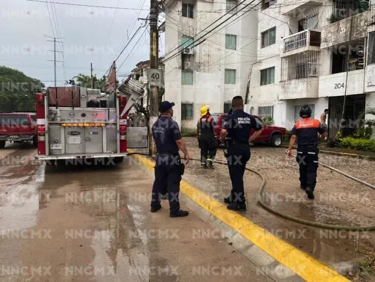 Puerto Vallarta. Rescatan bomberos a mascota durante incendio en Los Sauces (Vídeo)