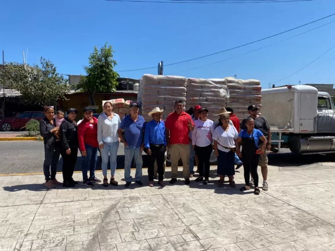 \"Fugio\" Ortiz y regidoras Erika López y Luz Covarrubias entregan apoyos a las familias de Compostela
