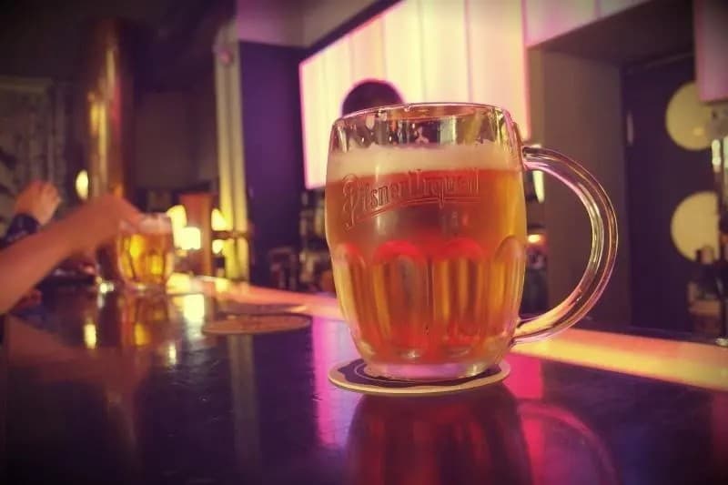 Consumir cerveza en bares puede costar el doble que si se toma en casa, según estudio