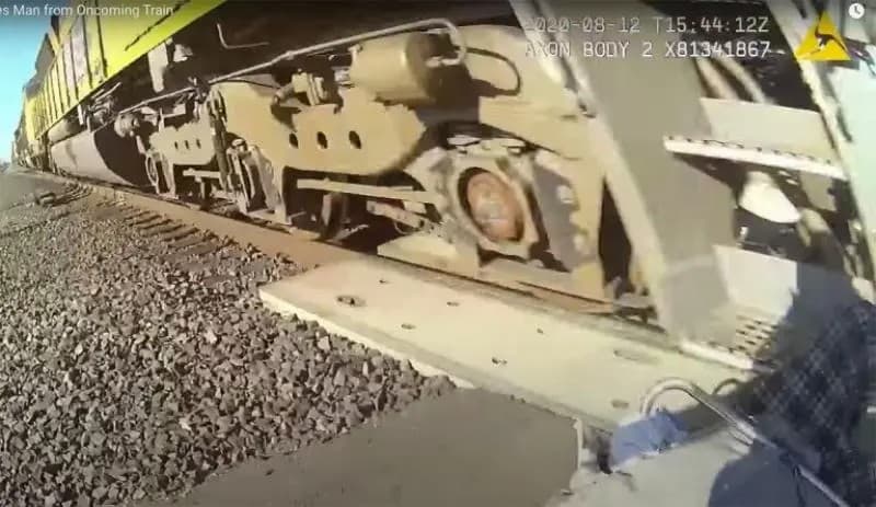 VIDEO: Agente de policía le salva la vida a un hombre atorado en vías del tren