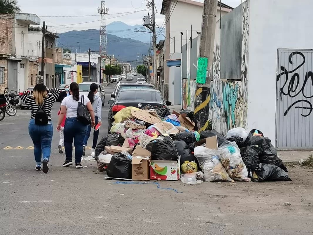 Cerros de basura borran la sonrisa a vecinos de la Acayapan