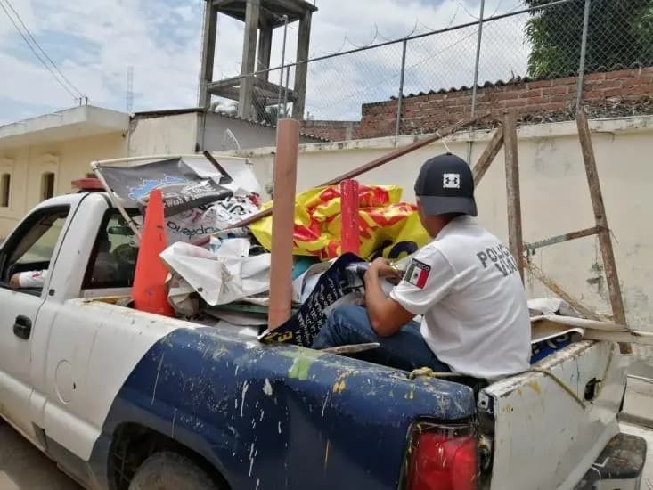 Retira Tránsito Municipal objetos y anuncios no autorizados en vía publica