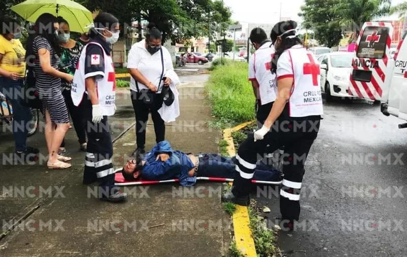 Tepic. Taxi amarillo impacta a motociclista en Insurgentes y Universidad