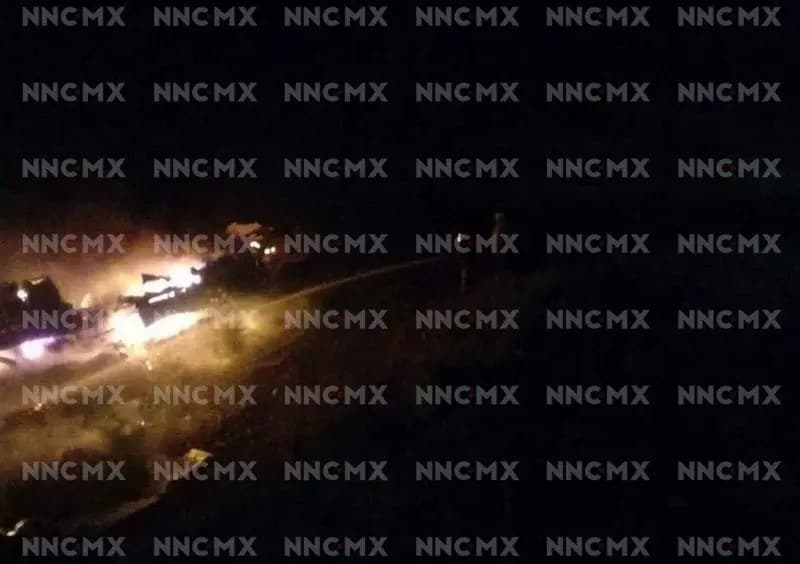 Trailer volcó y ardió en autopista de Compostela