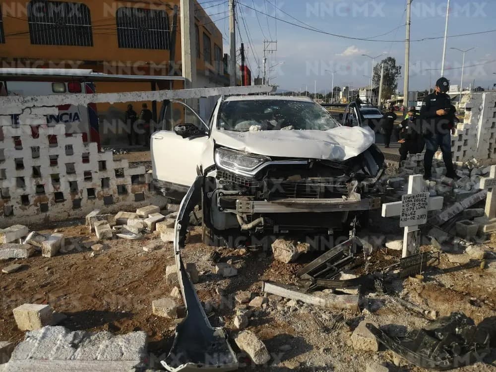 Tepic: Camioneta choca y destroza pared del Panteón Jardín de la Cruz