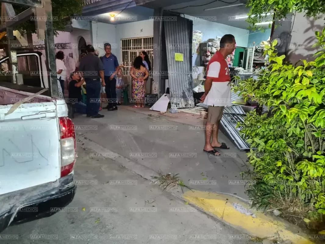 Ebrio en camioneta al servicio de izzi se mete a negocio