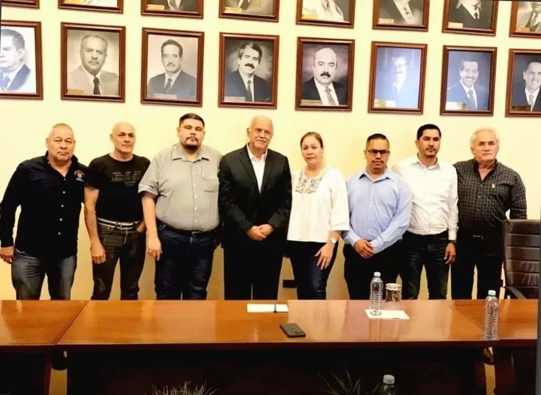 Dialoga Miguel Ángel Navarro Quintero con integrantes del FASI