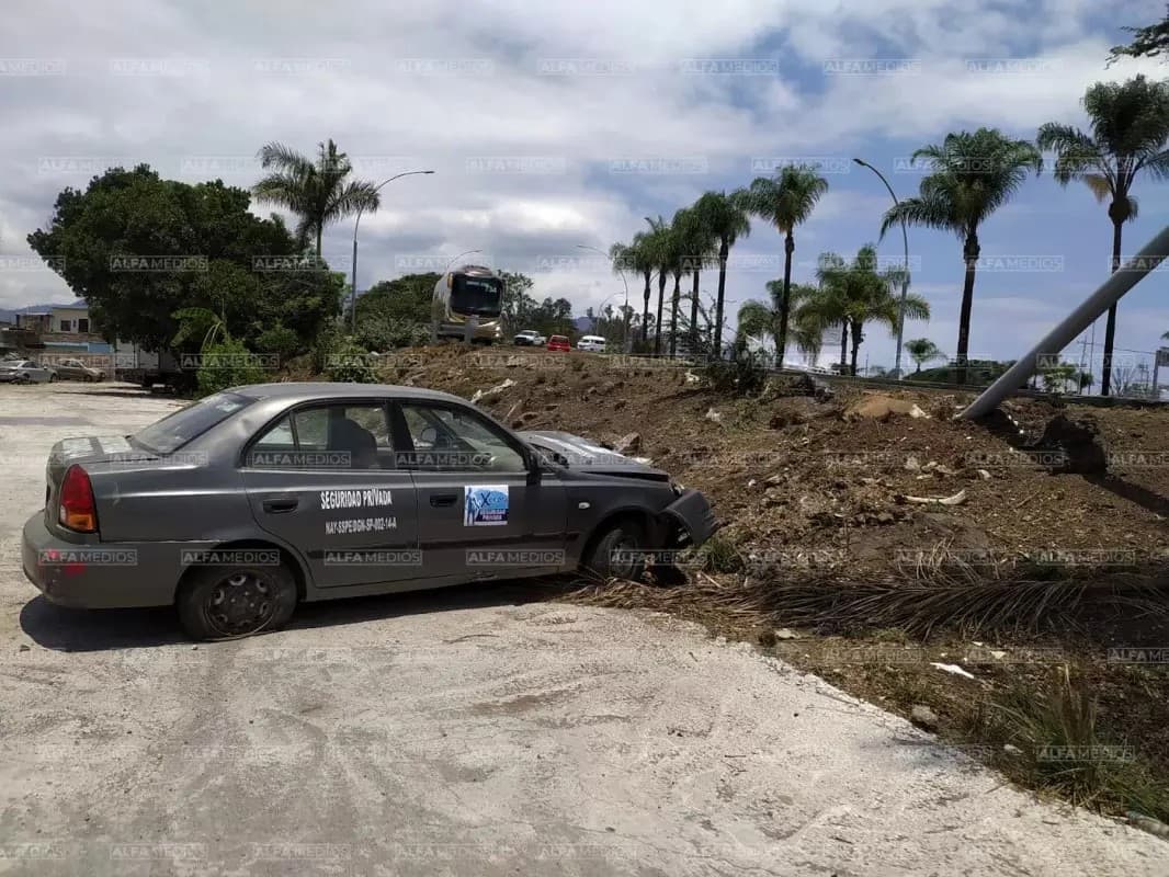 Pega contra luminaria y resulta lesionado