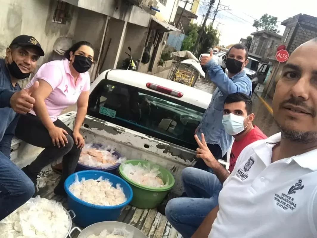 Familia afectadas por lluvias extraordinarias reciben alimento recién hecho de parte de ICATEN