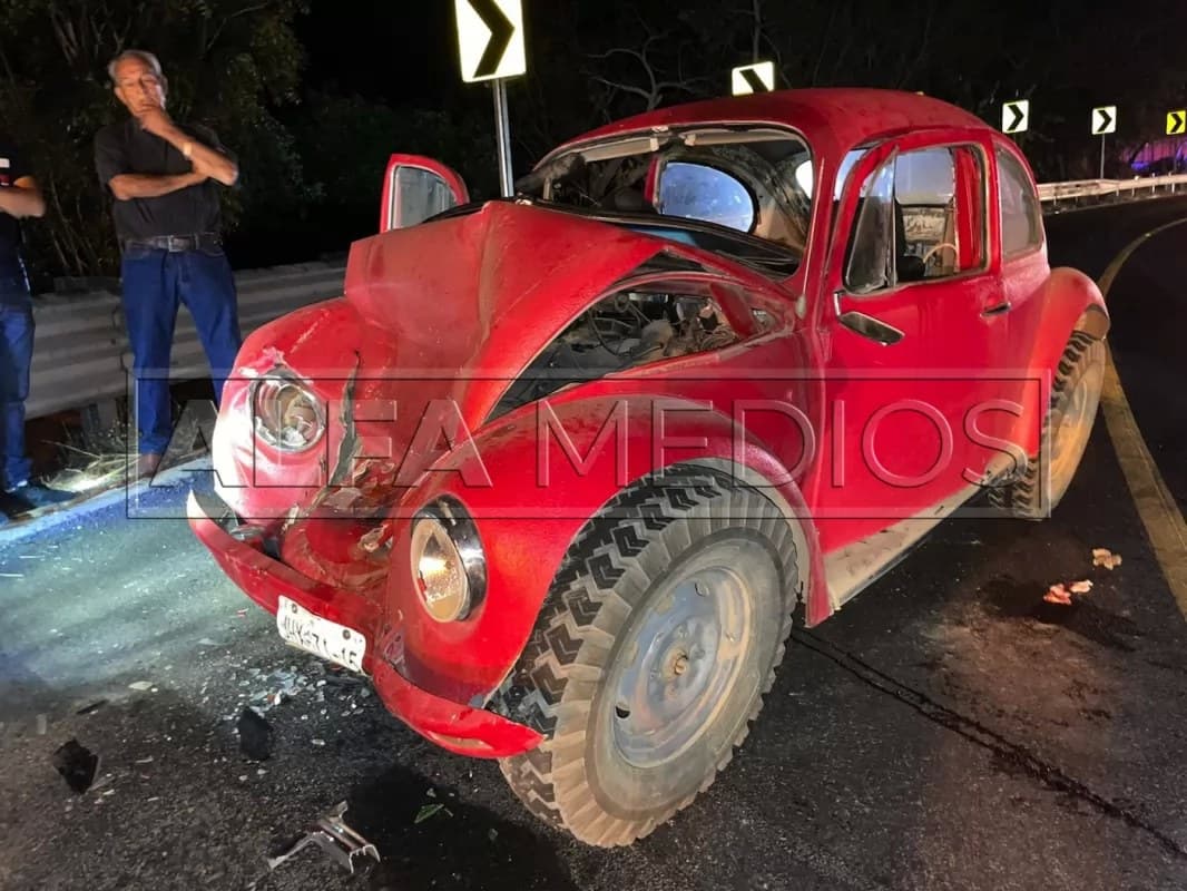 Pareja lesionada al impactarlos una suv