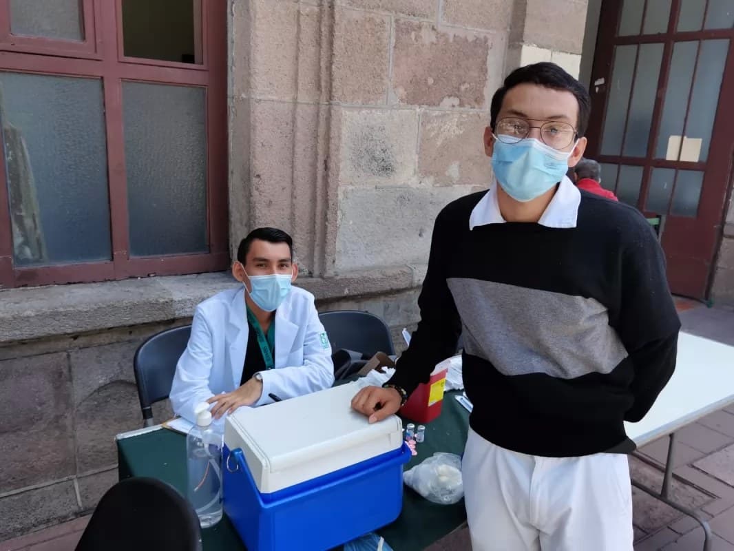 Vacunas para todos frente a la Presidencia Municipal de Tepic