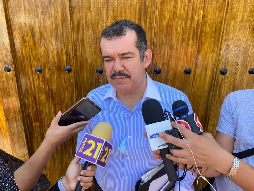 Bonos para burócratas y maestros en veremos, afirma López Ruelas