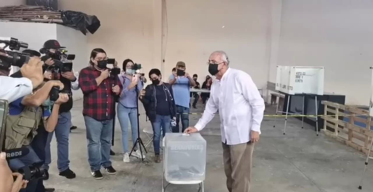 Acude a votar Miguel Ángel Navarro Quintero