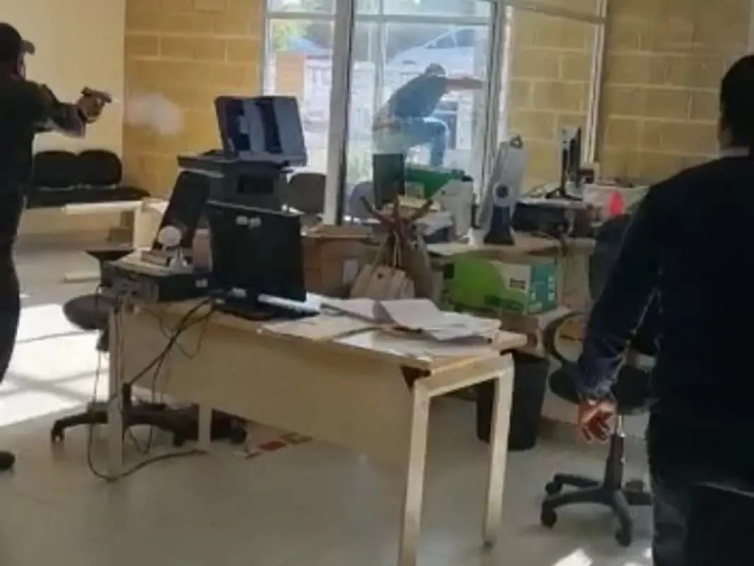 VIDEO: Delincuente escapa de juzgado en plena audiencia