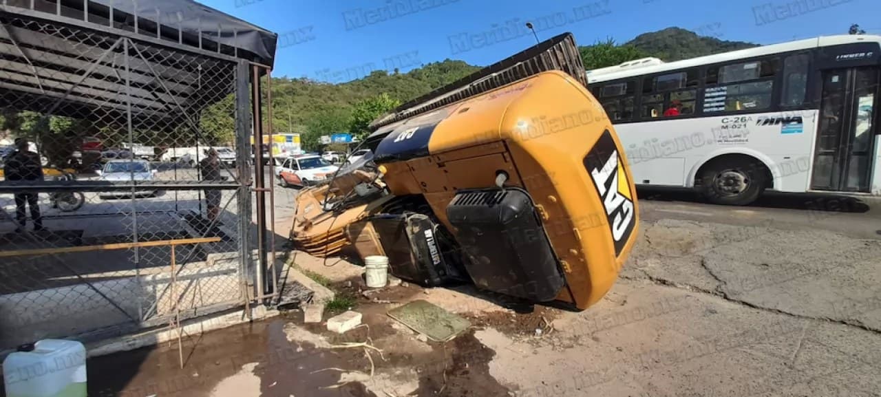 ¡máquina de 20 toneladas quedó volcada en libramiento!
