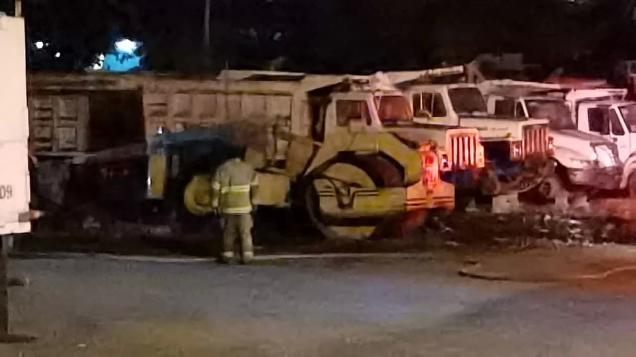 Se incendió maquina aplanadora de Obras Públicas