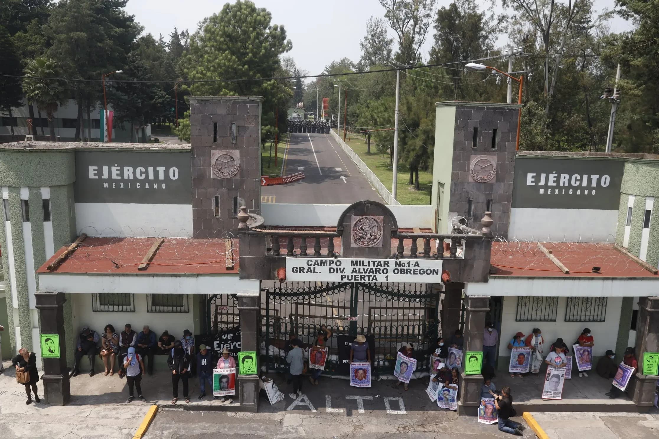 Madres y padres de Ayotzinapa instalan plantón en Campo Militar 1 en demanda de respuestas