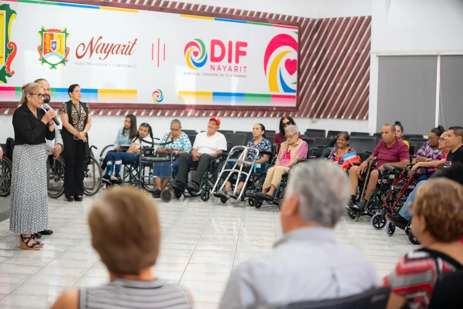 Agradecen Nayaritas al DIF Nayarit por aparatos de movilidad asistida