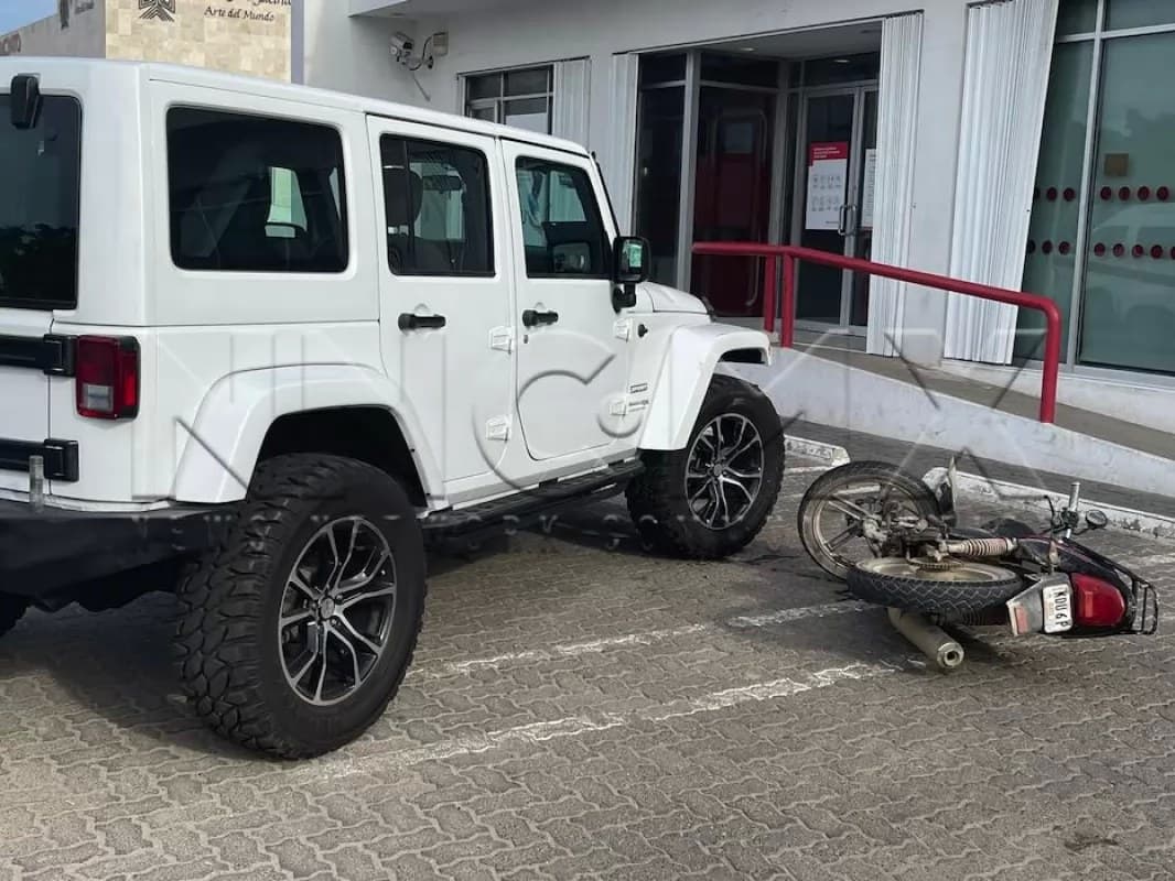 ¡por atrabancado, chocó contra una “jeep”!
