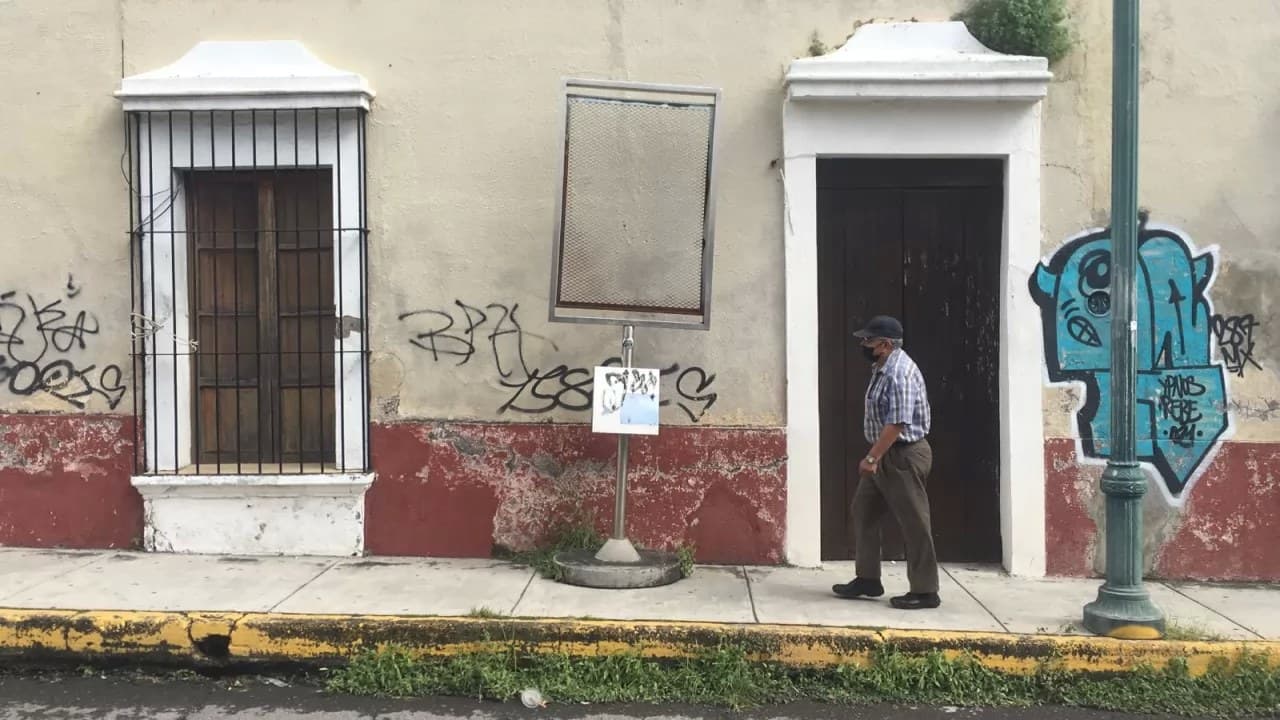 Critican ciudadanos omisión del INAH ante obstrucción de banquetas