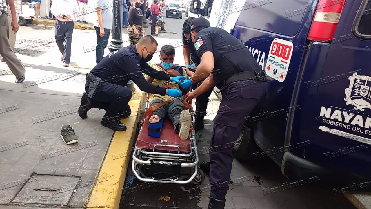 Sufre fractura tras caer en alcantarilla de la CFE