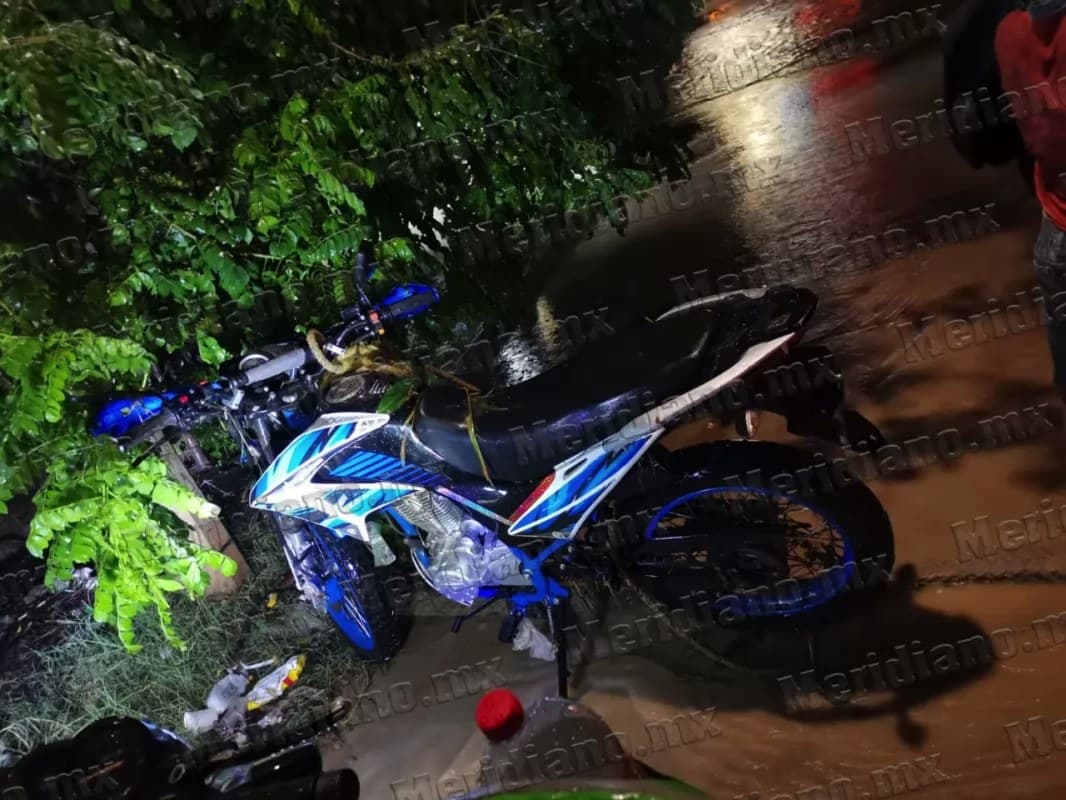 ¡vive para contarlo, motociclista fue arrastrado por la corriente!