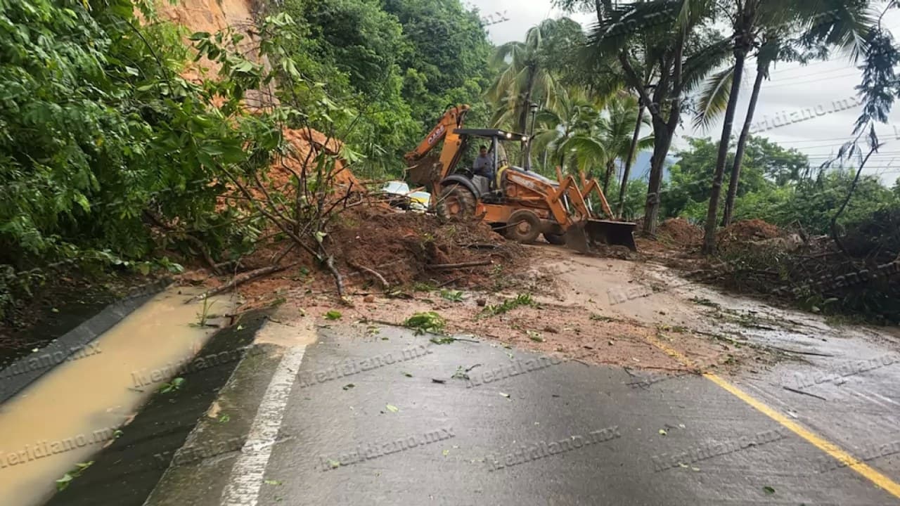 ¡derrumbes provocaron caos sobre la federal 200!