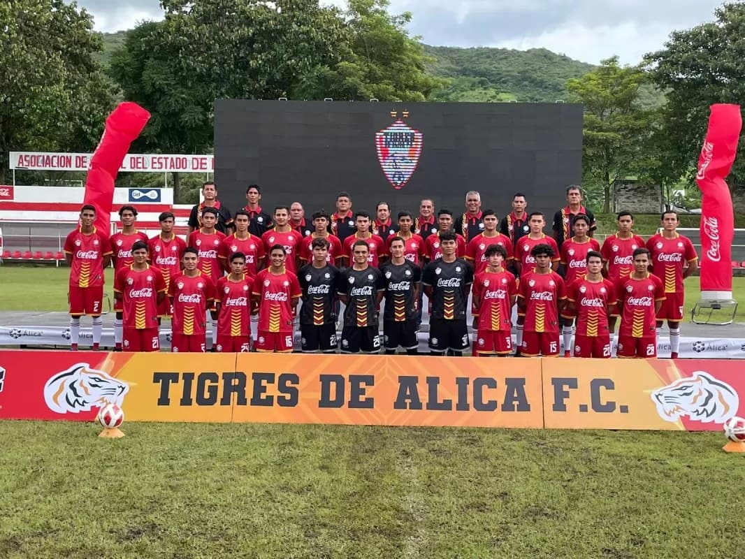 Presenta Don Toño Echevarría a los Tigres de Álica Fútbol Club