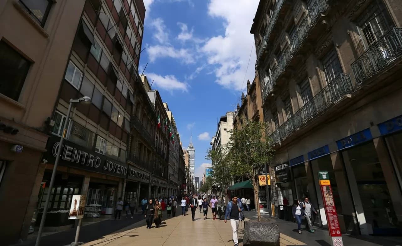 Multarán a quienes fumen en una calle de la Ciudad de México