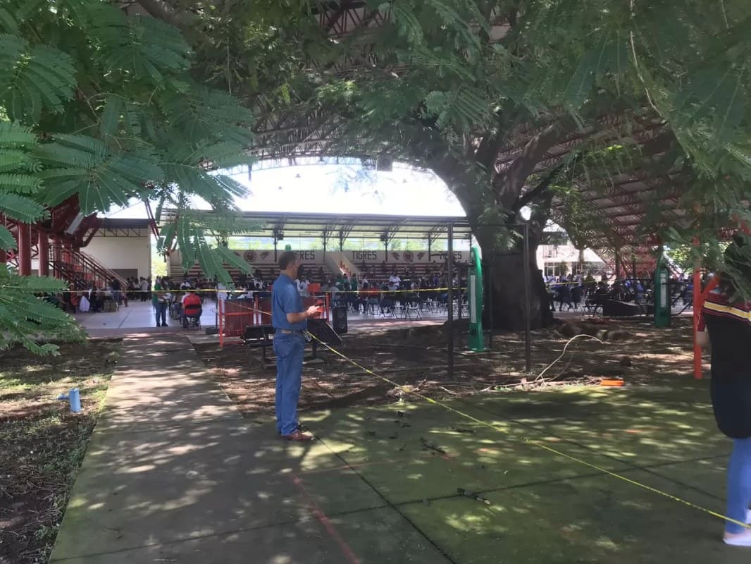 Abarrotan jóvenes centros de vacunación en Tepic