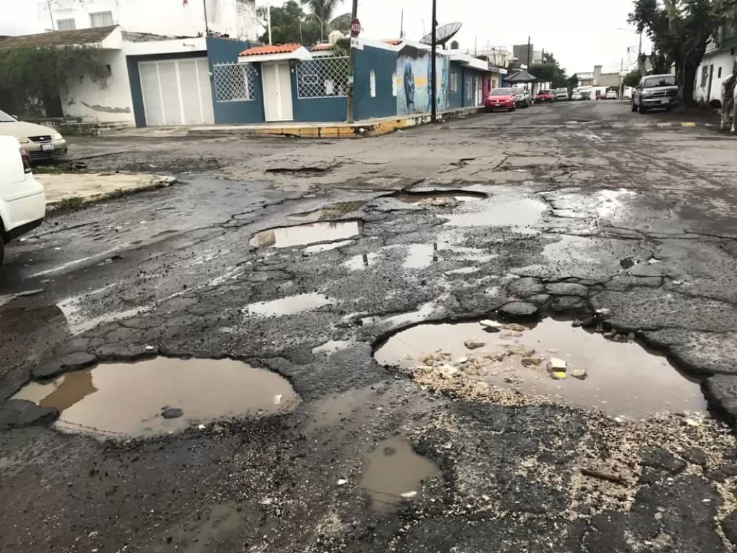 \"Los carros sufren y nuestros bolsillos lloran\": Baches inundan Tepic